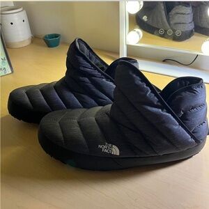 Men’s 10 North Face Slippers. Worn 1 time!